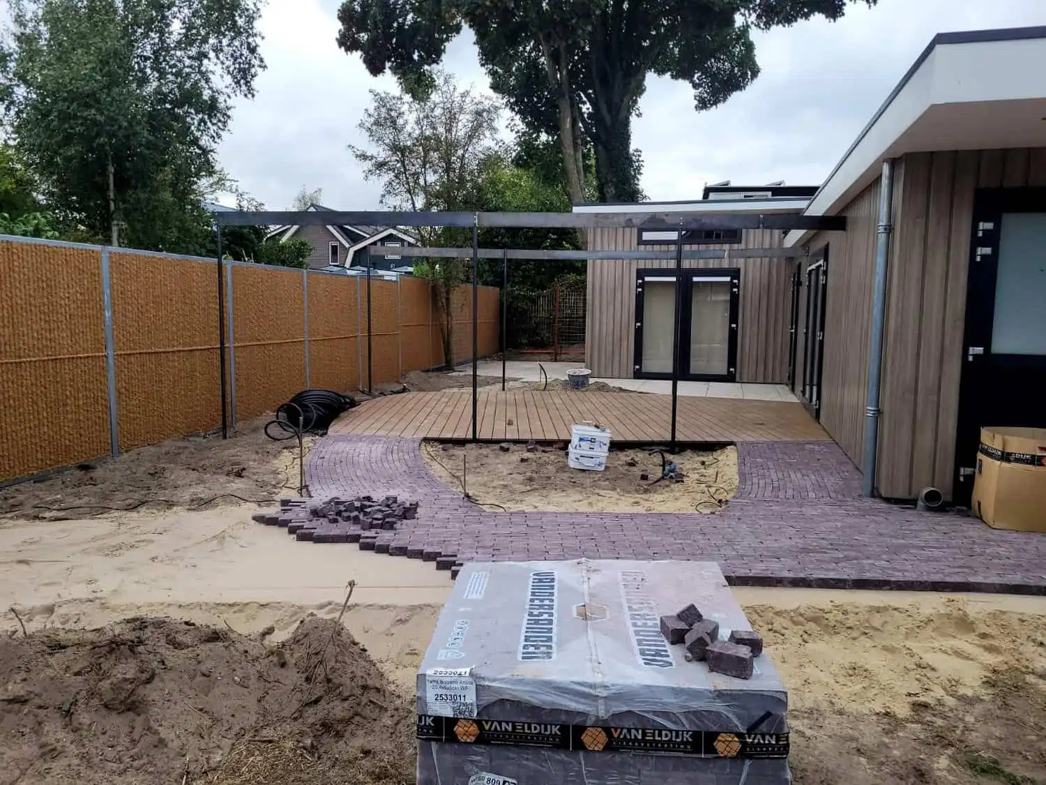 Een stapel van 3 nieuwe cortenstalen bakken op oprit