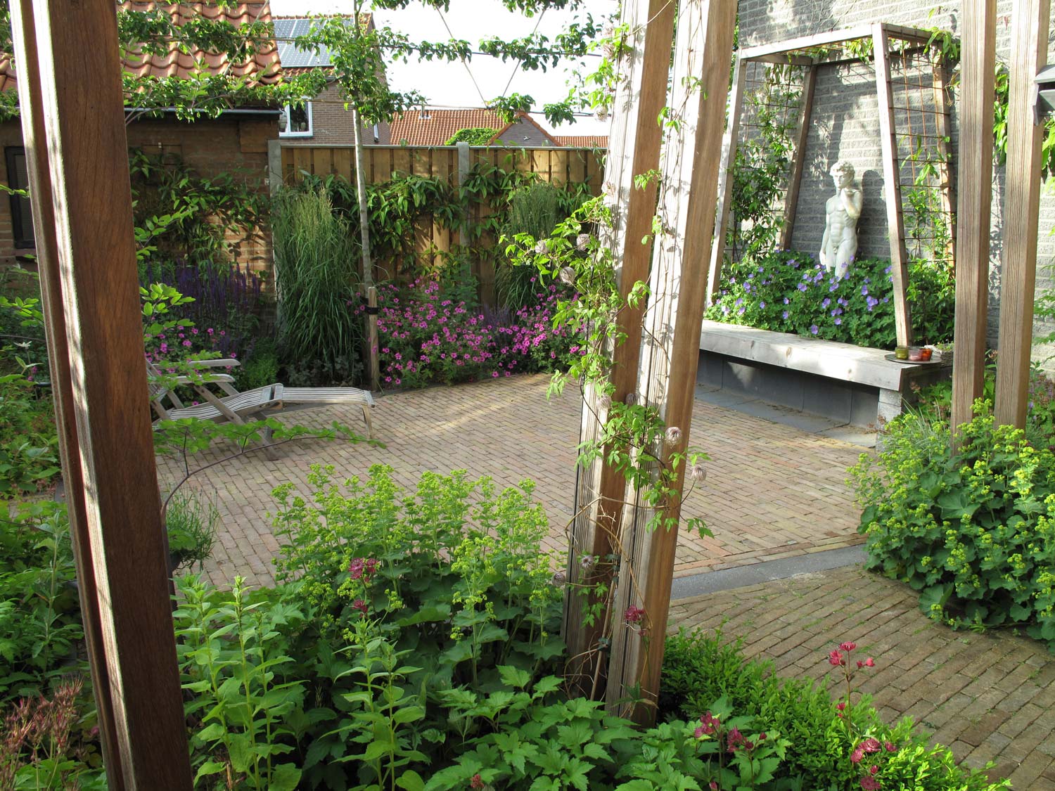 stads-tuinontwerp trapezium in nijmegen van het buitenland met trapeziumvormige pergola met zicht op trapeziumvormig prieel