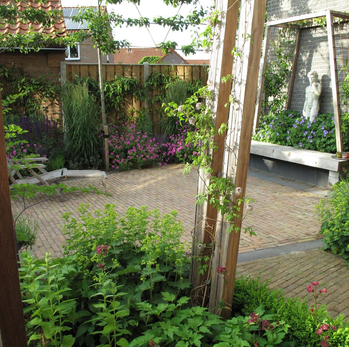 stads-tuinontwerp trapezium in nijmegen van het buitenland met trapeziumvormige pergola met zicht op trapeziumvormig prieel