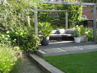 stads-tuinontwerp tuin in terrassen in nijmegen van het buitenland met loungeterras onder pergola met schaduwdoek