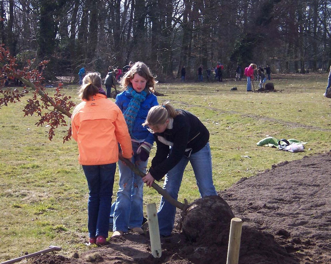 1 kinderfeest landschapsarchitectuur tuinontwerp nijmegen 3 kinderen planten een boom