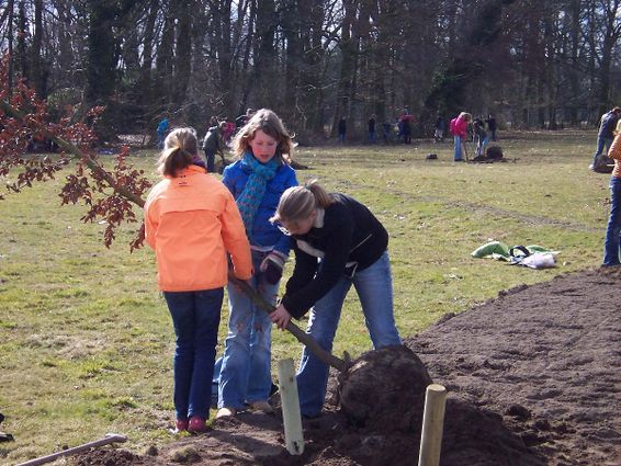 1 kinderfeest landschapsarchitectuur tuinontwerp nijmegen 3 kinderen planten een boom