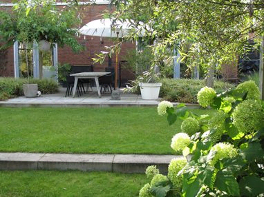 stads-tuinontwerp tuin in terrassen in nijmegen van het buitenland met 2 gazons in 2 terrassen