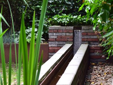 stads-tuinontwerp levensloop in nijmegen van het buitenland met een verhoogd waterbassin met waterval uitlopend in een waterloop