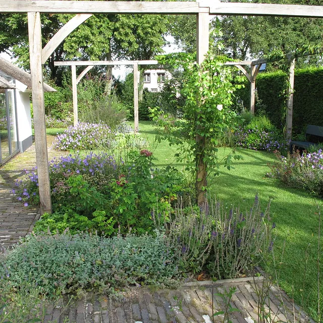 landschaps-tuinontwerp eten uit je tuin in nijmegen van het buitenland met een fleurige tuinkamer tussen 2 pergola's
