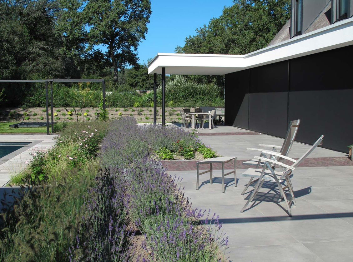 landschaps-tuinontwerp zwemmen in het diepe in nijmegen van het buitenland met terras met zitje voor lavendelstrook