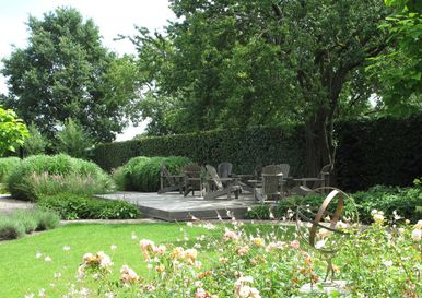 landschaps-tuinontwerp panta rei in nijmegen van het buitenland met een close up van het rozenperk met klassieke zonnenwijzer