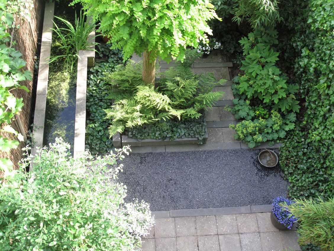 stads-tuinontwerp bosbeek in nijmegen van het buitenland met bovenaanzicht van bosbeek met haaks erop terrassen en plantvakken