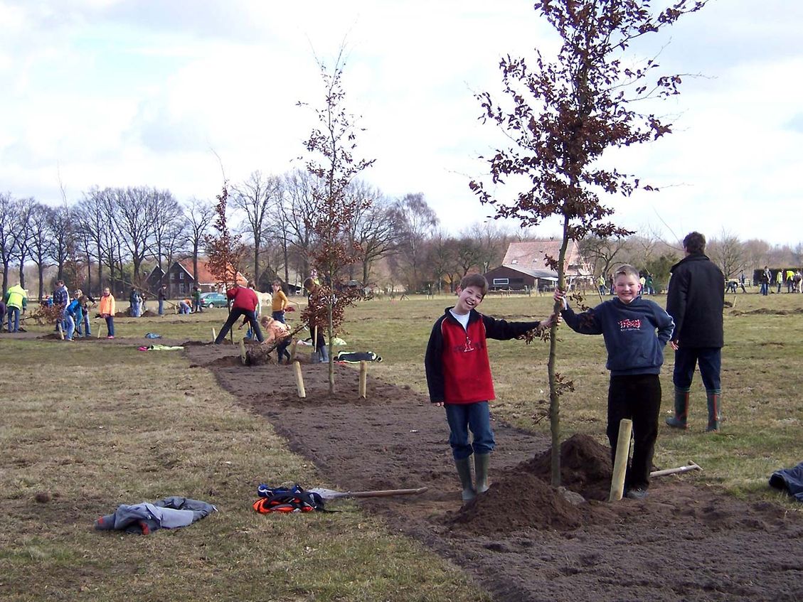 3 kinderfeest landschapsarchitectuur tuinontwerp nijmegen 2 trotse kinderen na planten boom