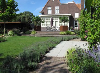 landschaps-tuinontwerp panta rei in nijmegen van het buitenland met klassieke woning met bordestrappen en achtertuin