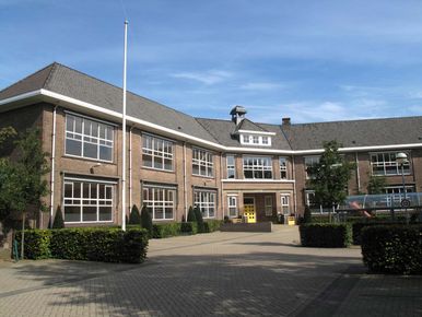 3 behaaglijk bedrijfstuinontwerp nijmegen het buitenland parkeerterrein met beuk omhaagd