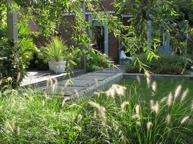 stads-tuinontwerp tuin in terrassen in nijmegen van het buitenland met loungeterras met stapstenen tegelpad ervoor