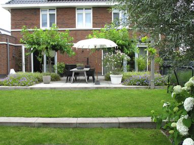 stads-tuinontwerp tuin in terrassen in nijmegen van het buitenland met 2 speelgazons in 2 terrassen gelegen voor de achtergevel
