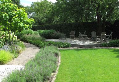 landschaps-tuinontwerp panta rei in nijmegen van het buitenland met een pad met lavendel erlangs dat afbuigt voor een vlonder