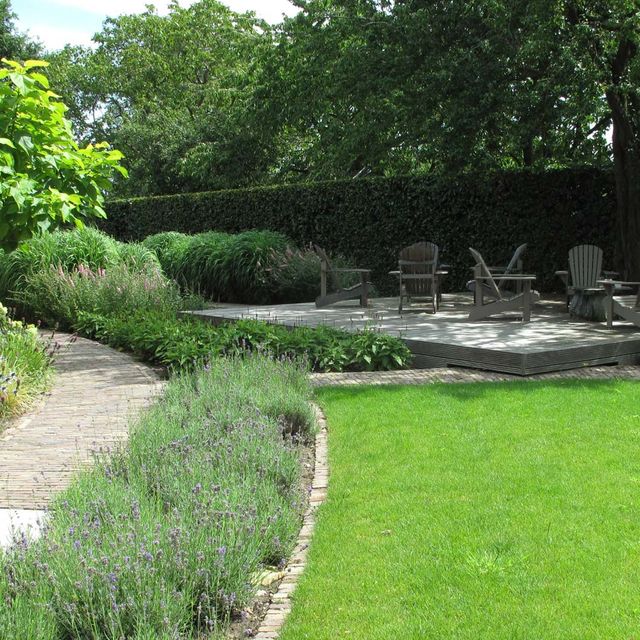 landschaps-tuinontwerp panta rei in nijmegen van het buitenland met een pad met lavendel erlangs dat afbuigt voor een vlonder