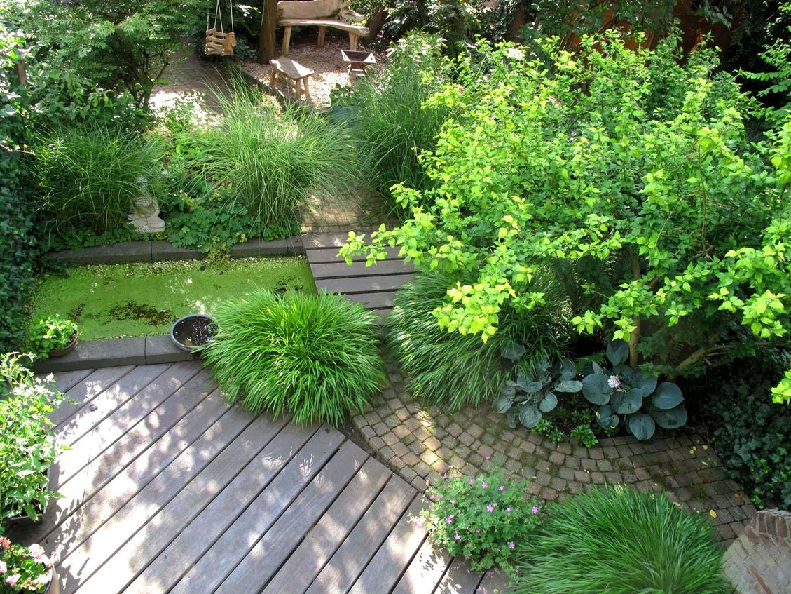 stads-tuinontwerp bergstroom in nijmegen van het buitenland met tuin van boven met houten loungeterras begrensd door bergstroom