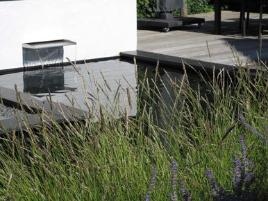 stads-tuinontwerp ijssel landschap in nijmegen van het buitenland met lage wit gestuucte muur met waterval uitlopend in de vijver