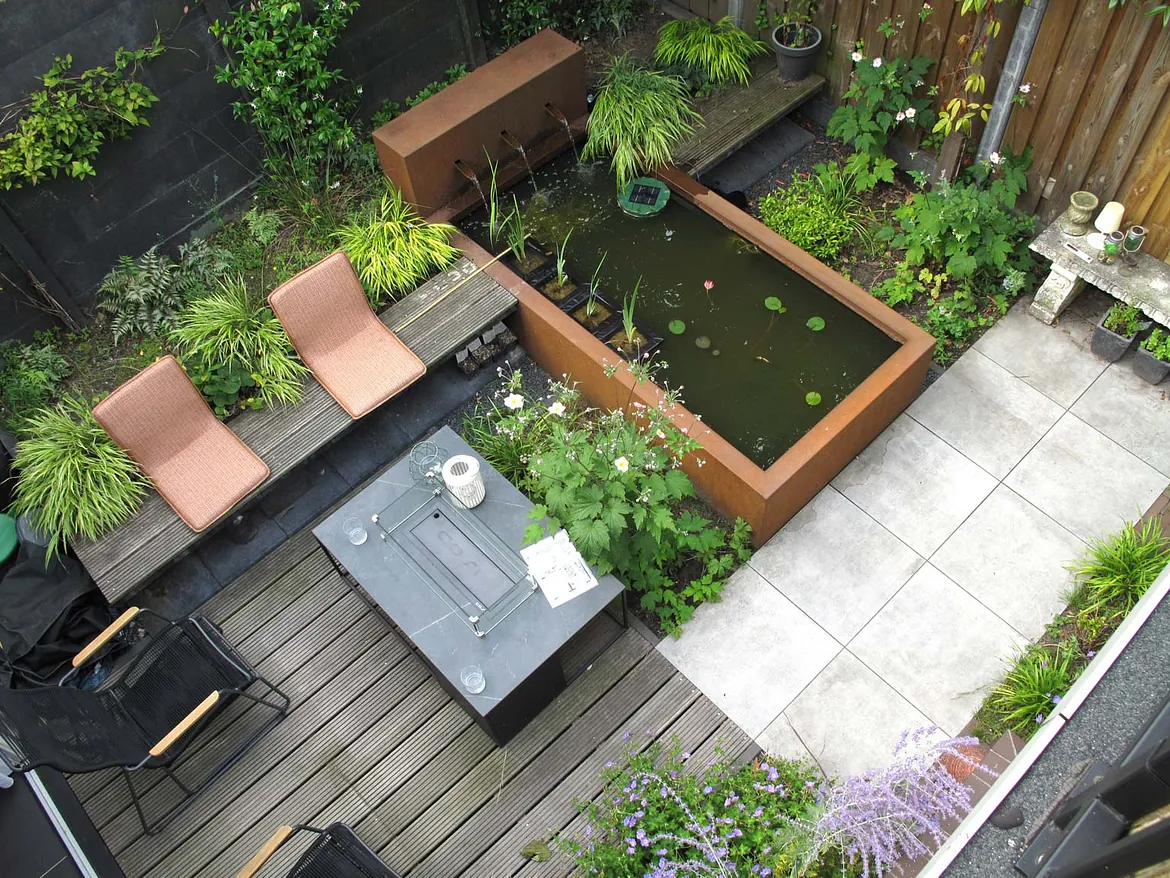 stads-tuinontwerp stads oase in nijmegen van het buitenland met een bovenaanzicht van vlonder met vuurtafel en verhoogde vijver