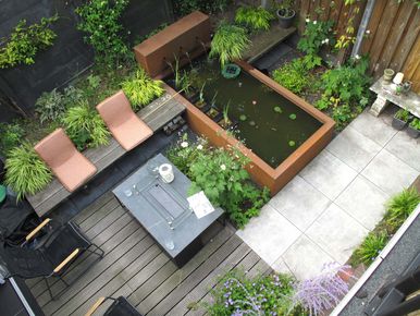stads-tuinontwerp stads oase in nijmegen van het buitenland met een bovenaanzicht van vlonder met vuurtafel en verhoogde vijver