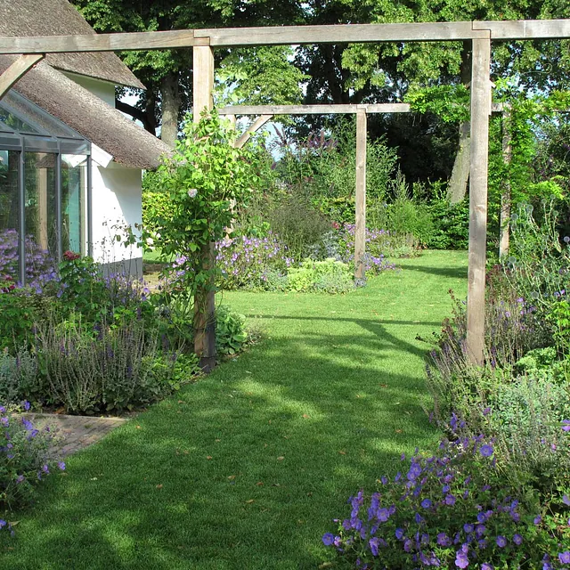 landschaps-tuinontwerp eten uit je tuin in nijmegen van het buitenland met een zichtas onder 2 pergola's door naar de boomgaard