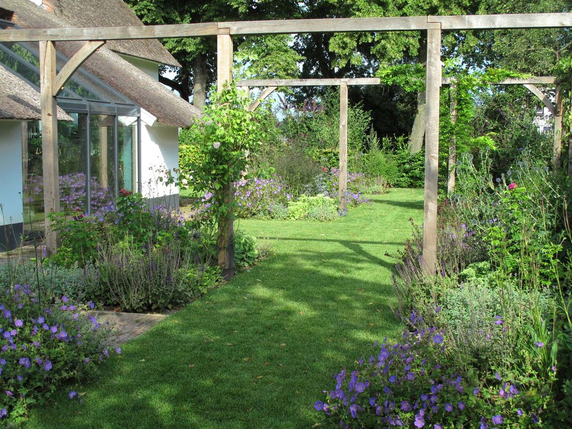 landschaps-tuinontwerp eten uit je tuin in nijmegen van het buitenland met een zichtas onder 2 pergola's door naar de boomgaard