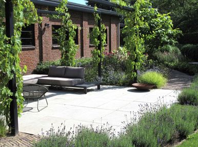 landschaps-tuinontwerp panta rei in nijmegen van het buitenland met een close up van het loungeterras begrensd door lavendel