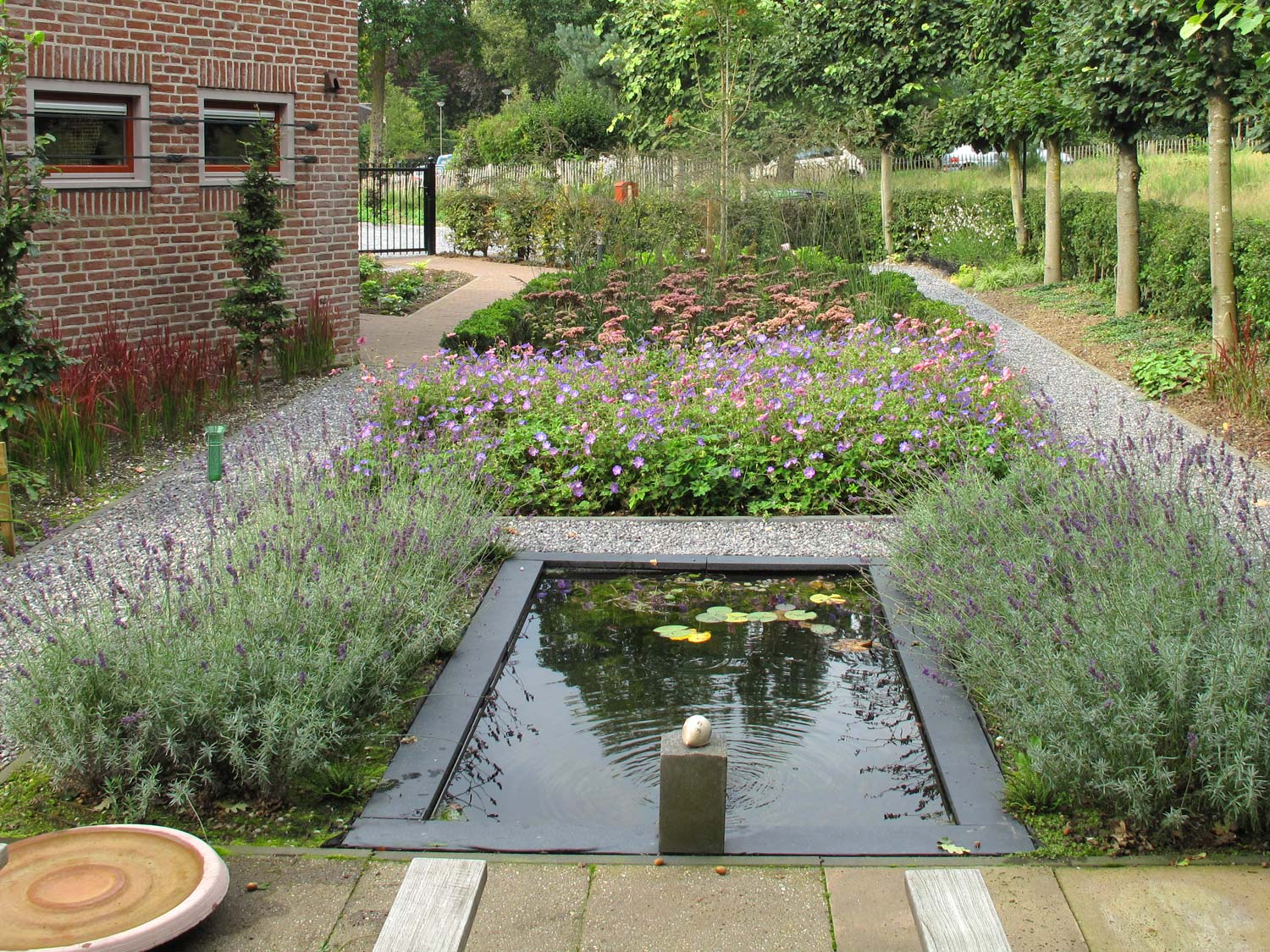 stads-tuinontwerp bossche school 1 in nijmegen van het buitenland met loungeterras met vijver in plantentuin bij bossche school woning