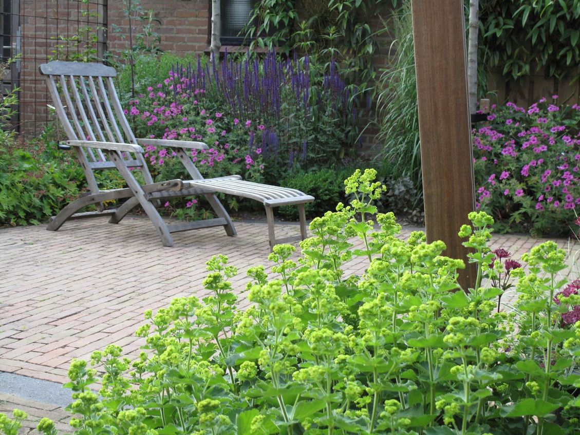 stads-tuinontwerp trapezium in nijmegen van het buitenland met kleurrijke beplanting die het trapeziumvormig terras omzoomt