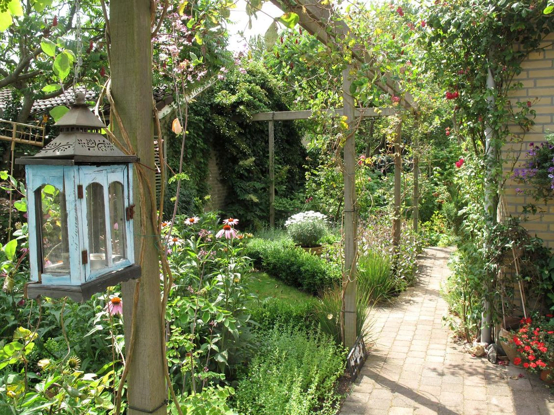 stads-tuinontwerp mozaiek in nijmegen van het buitenland met paadje langs binnentuin door pergola's omsloten